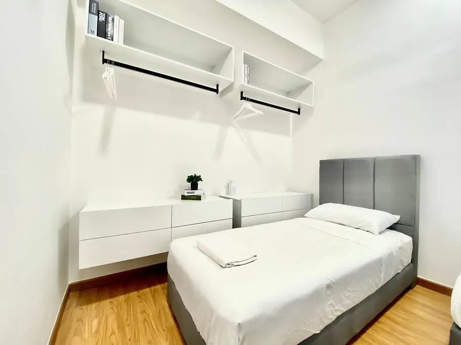 Beacon Executive Suites #Elegant #Skypool #Georgetown #4Pax #2Br 2Bath #1Queen 2Single #Quality Well Maintained #Private Superhost 0*, George Town Malaysia